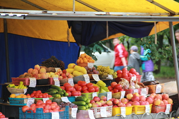Полицейские изъяли 76 кг овощей и фруктов у уличных торговцев в Тюмени