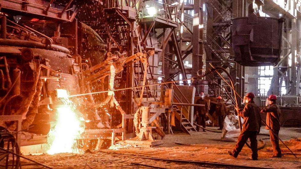 Рабочие на сталелитейном заводе. 