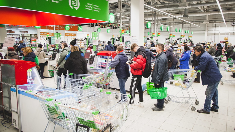 Тюменцы из-за распродажи в супермаркете выстроились в очереди без масок