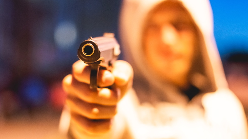 Вооружённый тюменец на улице Мельникайте пугал пистолетом прохожих