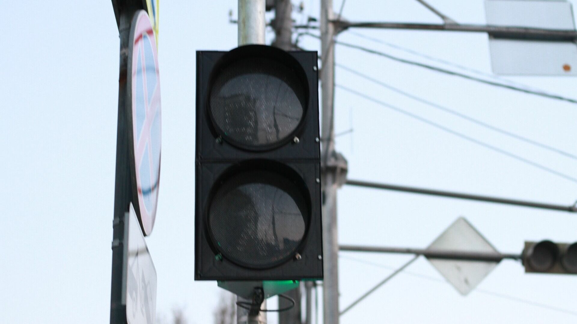 В Тюмени на одной из улиц появился «вечнозеленый» светофор-шутник