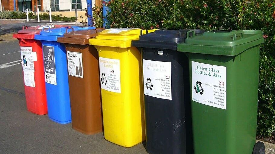 РЭО предложил Минстрою расширить контроль за выбросом золы в мусорные баки