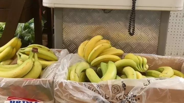 Самая низкая цена на бананы в Тюмени, найденная корреспондентом "Нашего города", 99.99 рублей за килограмм