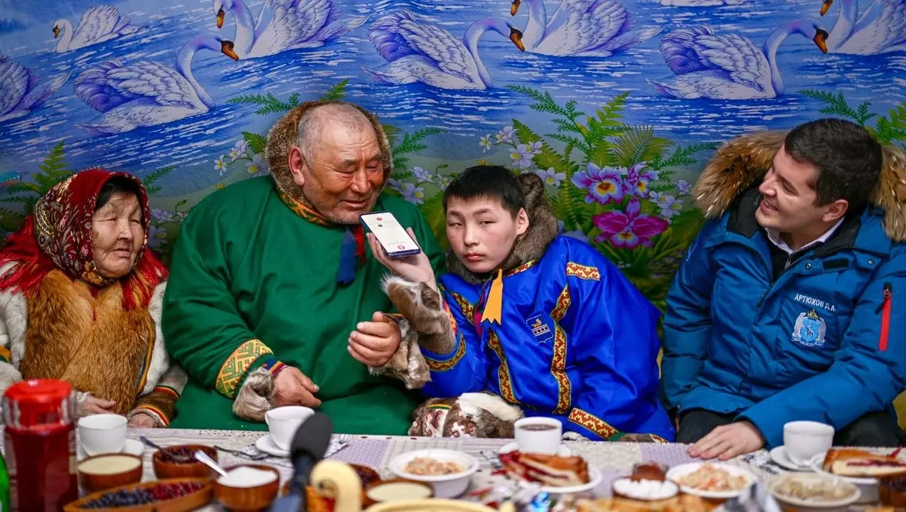Ямальский тундровик подарил Владимиру Путину особенного белоснежного оленя