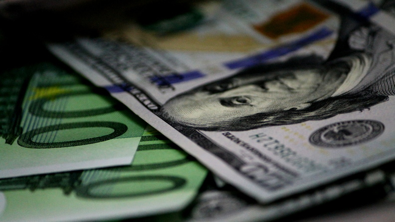 В обменниках Тюмени доллар продают по 250 рублей