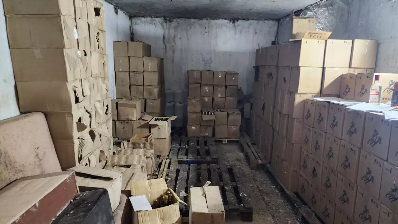 Тюменец хранил в гараже 5,7 тысячи литров контрафактного алкоголя.