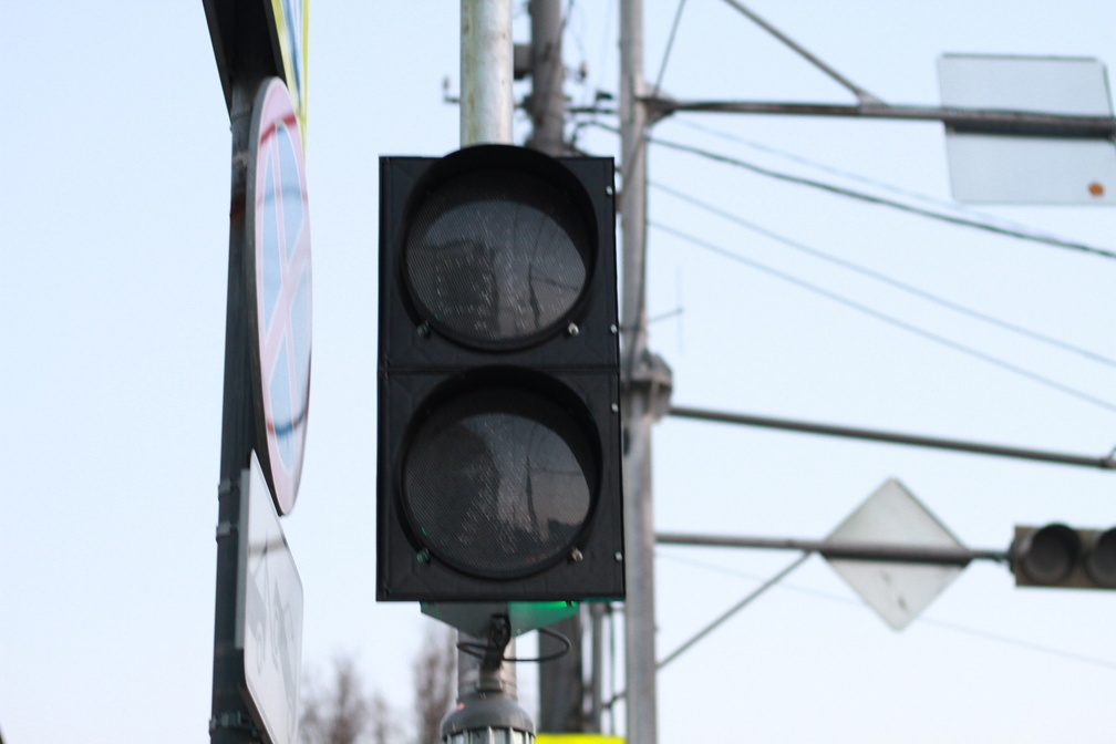 В Тюмени на перекрёстке улиц Газовиков — Заречный ВАЗ опрокинул светофор