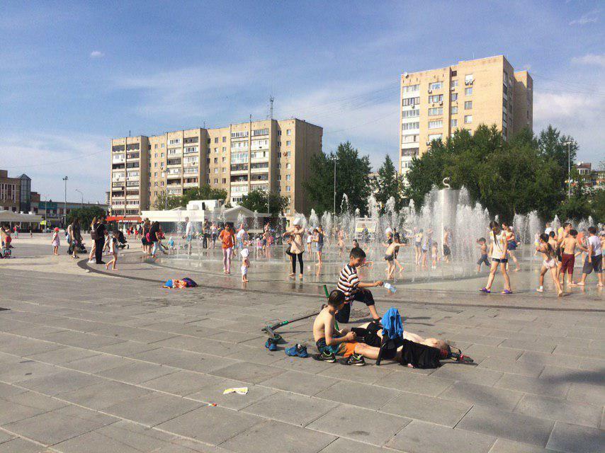 Тюменцы охлаждаются в фонтане