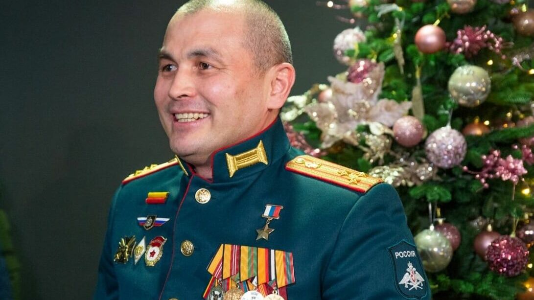 Александр Моор поздравил с праздником героя СВО Рустама Сайфуллина