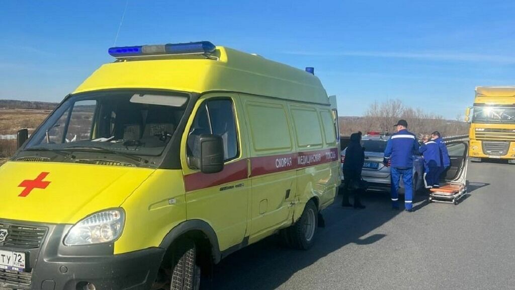 Тюменские автоинспекторы спасли жизнь водителя инормарки на «трассе смерти»