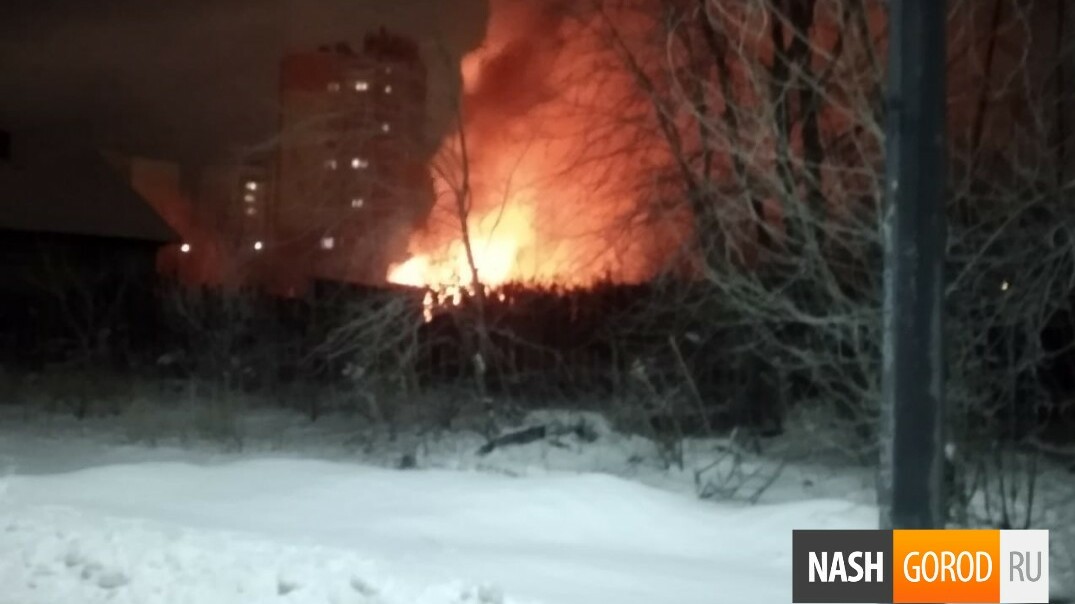 В Тюмени горит частный дом на улице Боровской