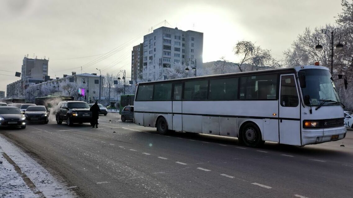 В центре Тюмени произошло ДТП с участием автобуса. Водитель вез детей