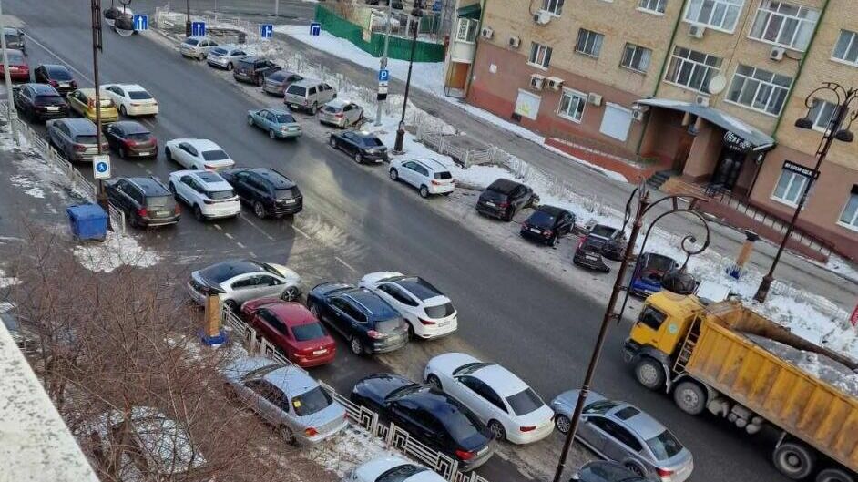 В Тюмени на улице Сакко автомобили паркуют уже в три ряда