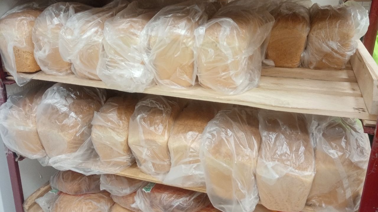 Стоимость хлеба в магазинах 30-50 рублей.