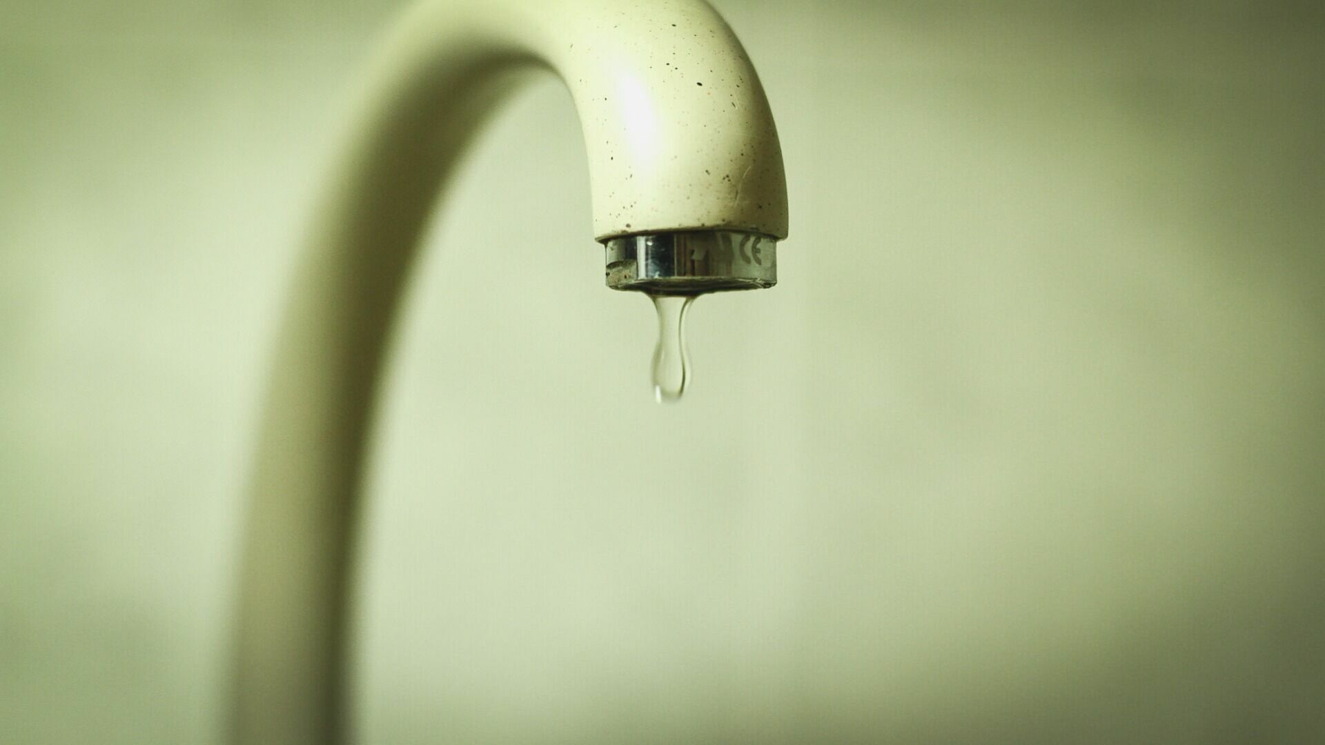 Тюменцам объяснили причины слабого напора воды в домах
