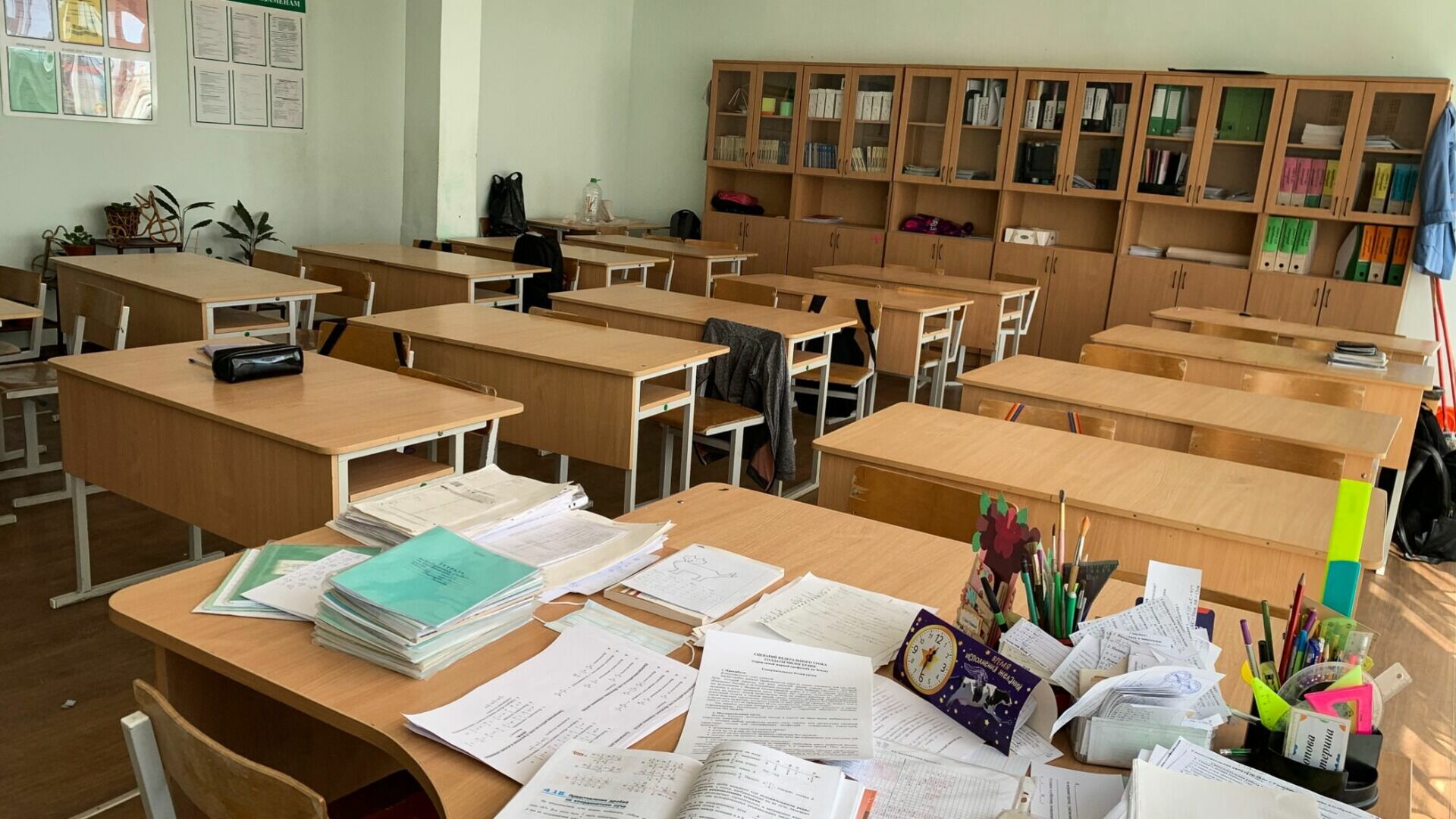 В Тюмени родители, несогласные с дистантом, привели детей в школу