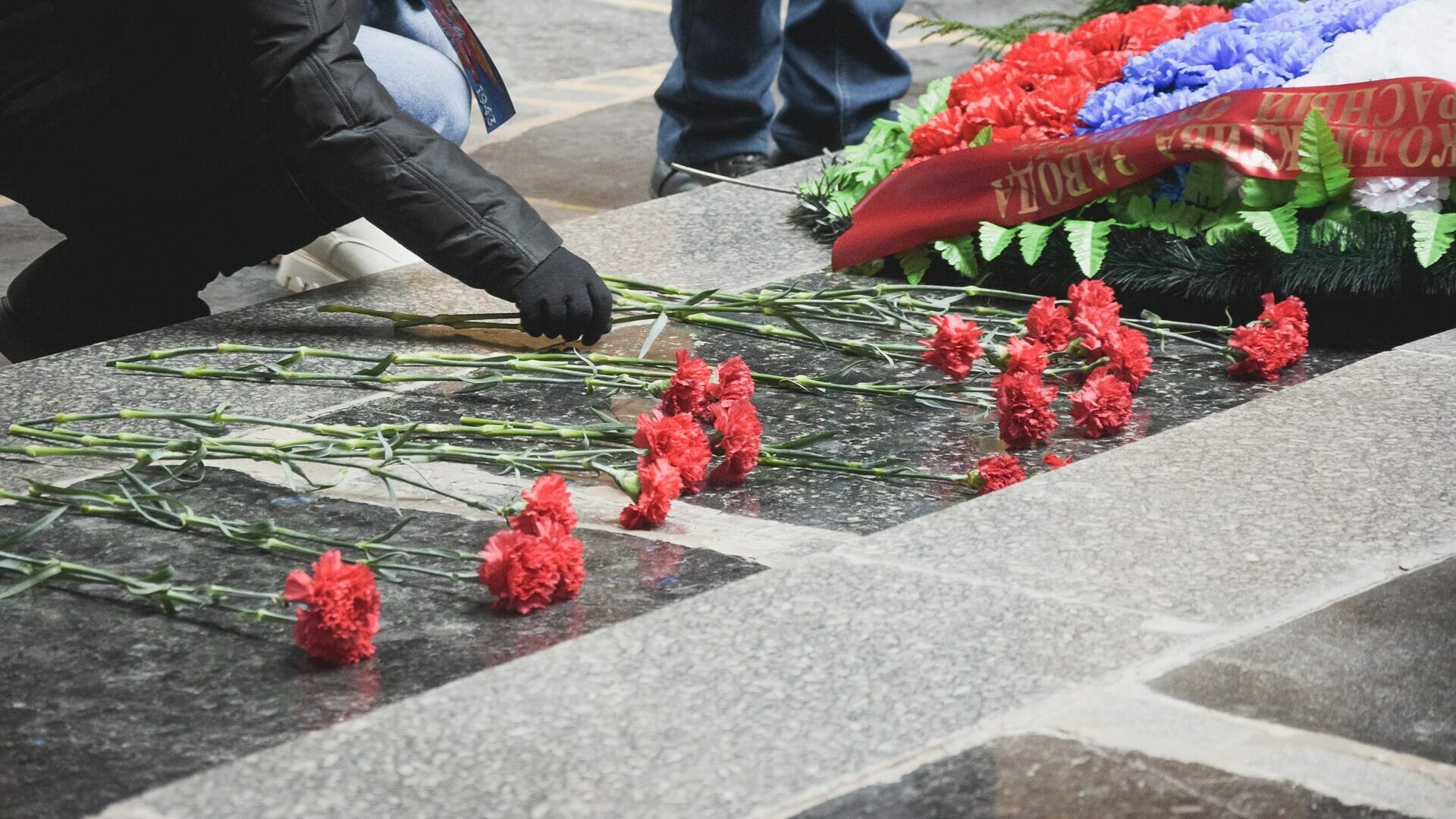 Губернатор Тюменской области возложил цветы в память о сотрудниках ОВД 