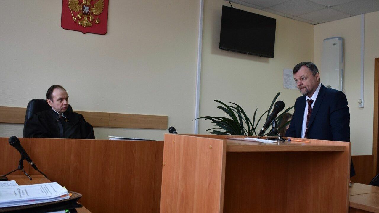 Адвокат Павел Руснаков выступает перед судьей Константином Везденевым 