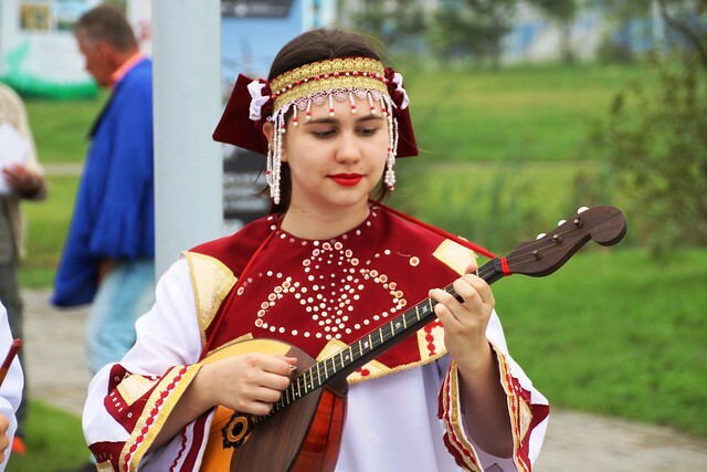 Тюменская музыкальная школа закупит домры и балалайки на 1,8 млн рублей